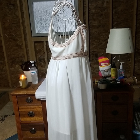 Elegant White Maxi Dress - Picture 4 of 9